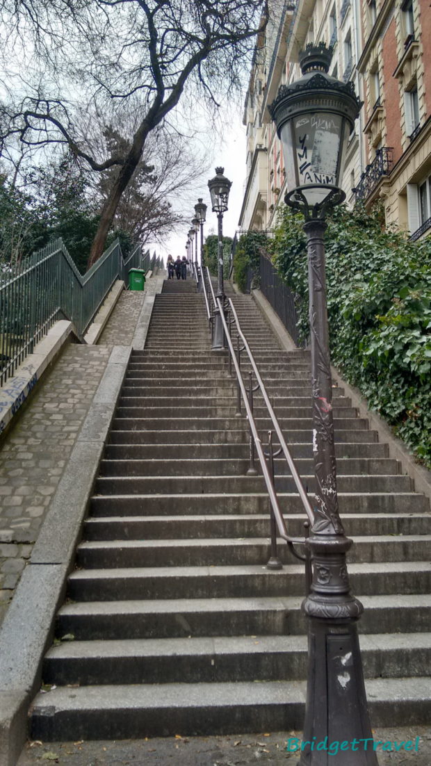 Schody na wzgórze z Katedrą Najświętszego Serca Pana Jezusa, Paryż, Francja