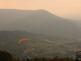 WWidok z G. Żar i paralotniarz