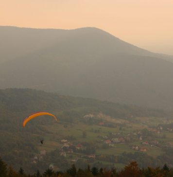 Góra Żar, Kiczera i urbex w Kozubniku: atrakcje i szlaki WWidok z G. Żar i paralotniarz