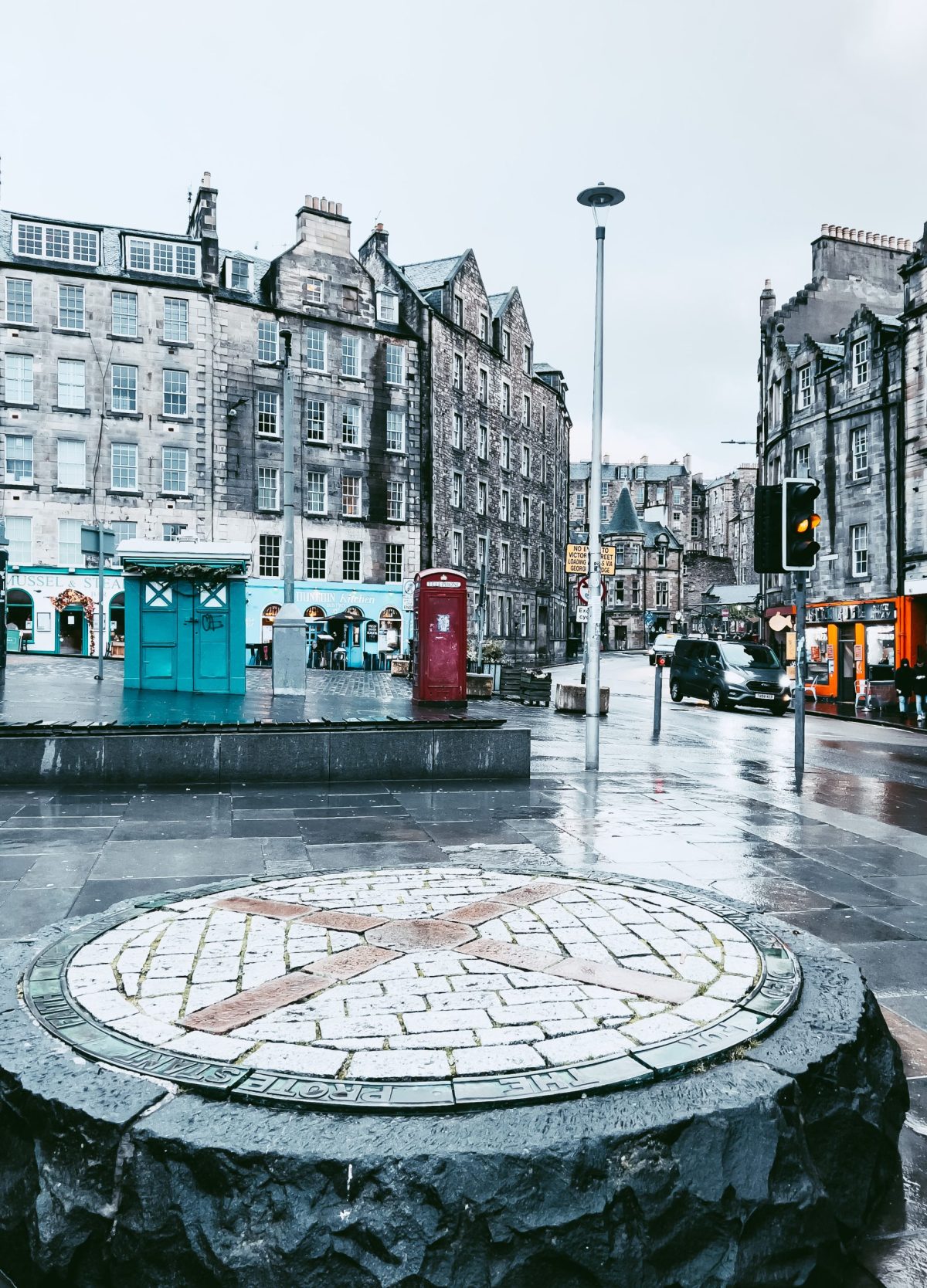 Grassmarket, Edynburg, Szkocja - miejsce historyczne, które warto zobaczyć w Szkocji