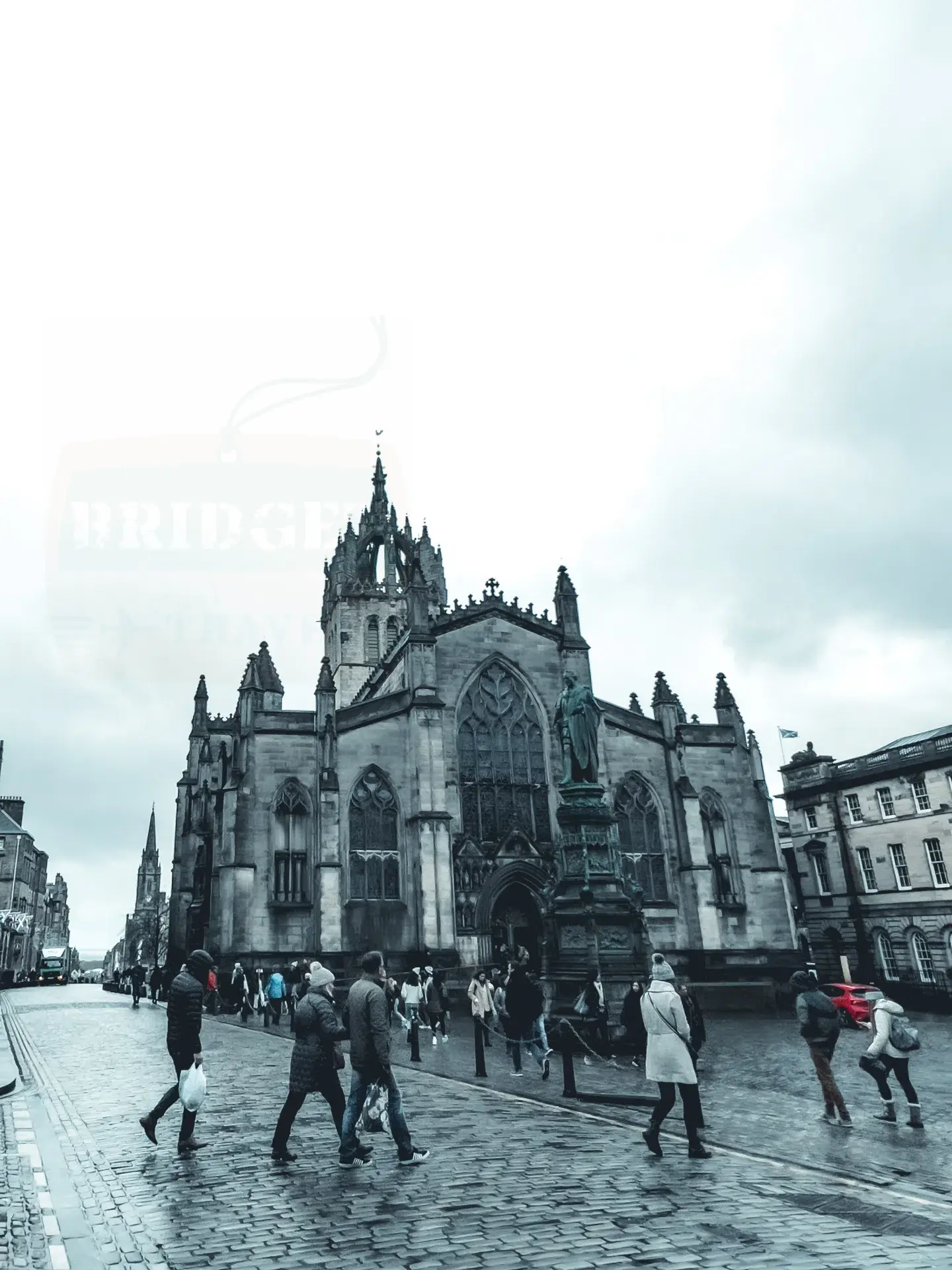 Katedra św. Idziego, Edynburg, Szkocja. Widok na budynek oraz plac przed Katedrą.