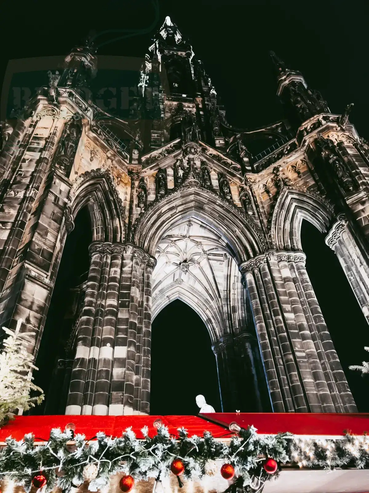 Scott Monument w oprawie Bożonarodzeniowej, Edynburg, Szkocja. 