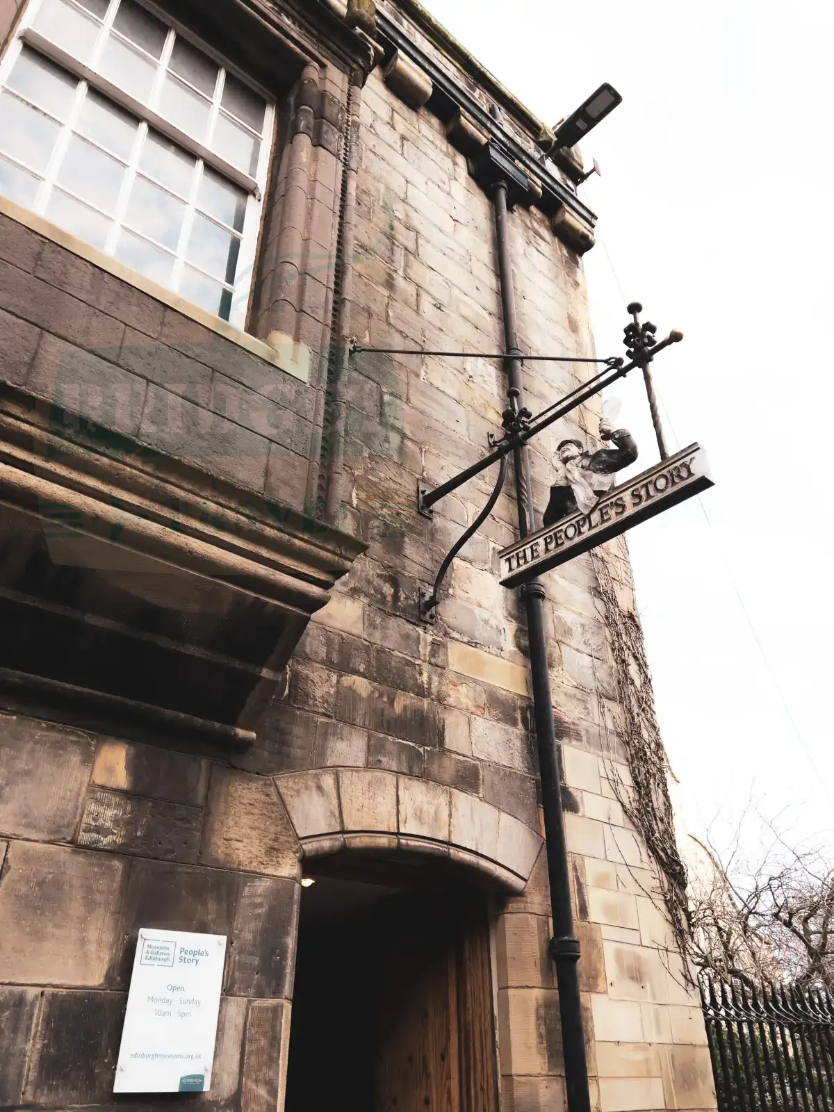 The People's Strory Museum, Edynburg, Szkocja. Widok na wejście oraz szyld.