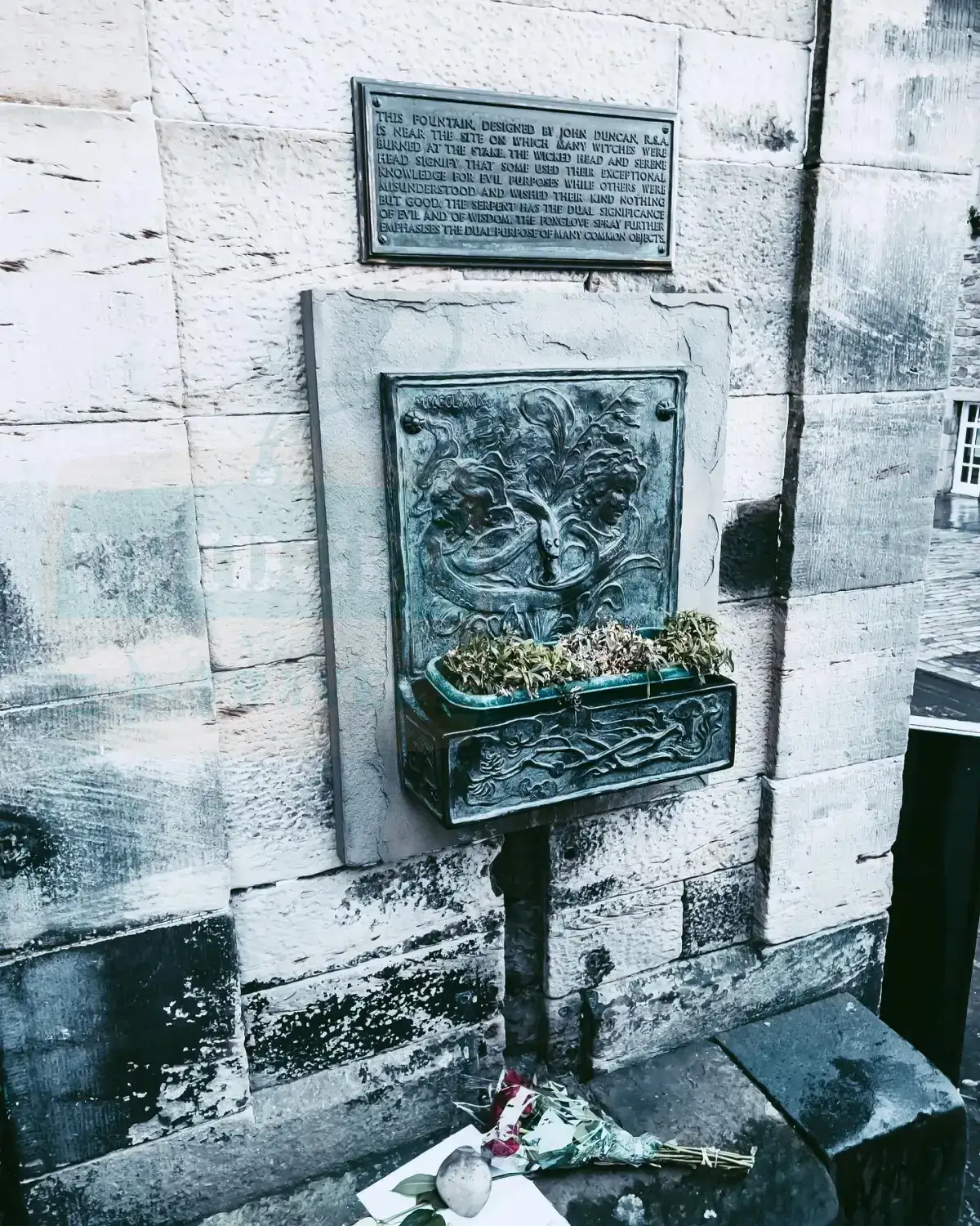 Withche's Well, Edynburg, Szkocja. Widok na nieczynną fontannę.