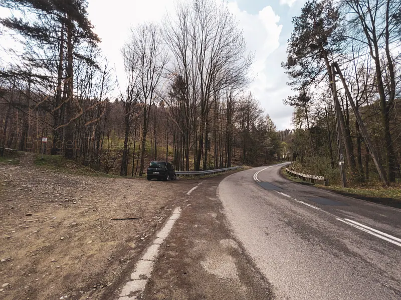 Dziki parking przy czarnym szlaku na ul. Górskiej w Straconce