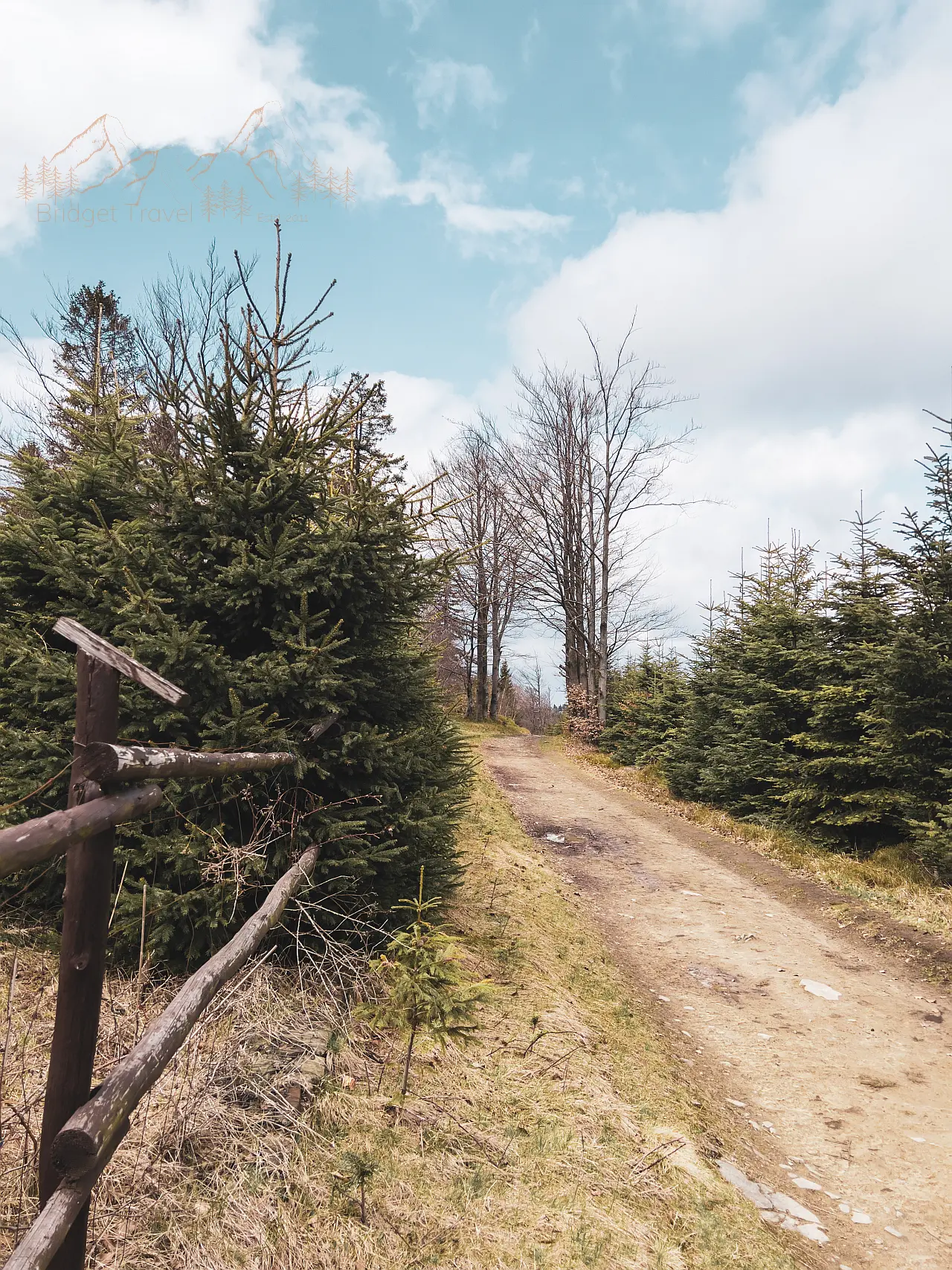 Ogrodzona działka gdzie było dawne schronisko "Widok na Tatry", szlak niebieski na Czupel