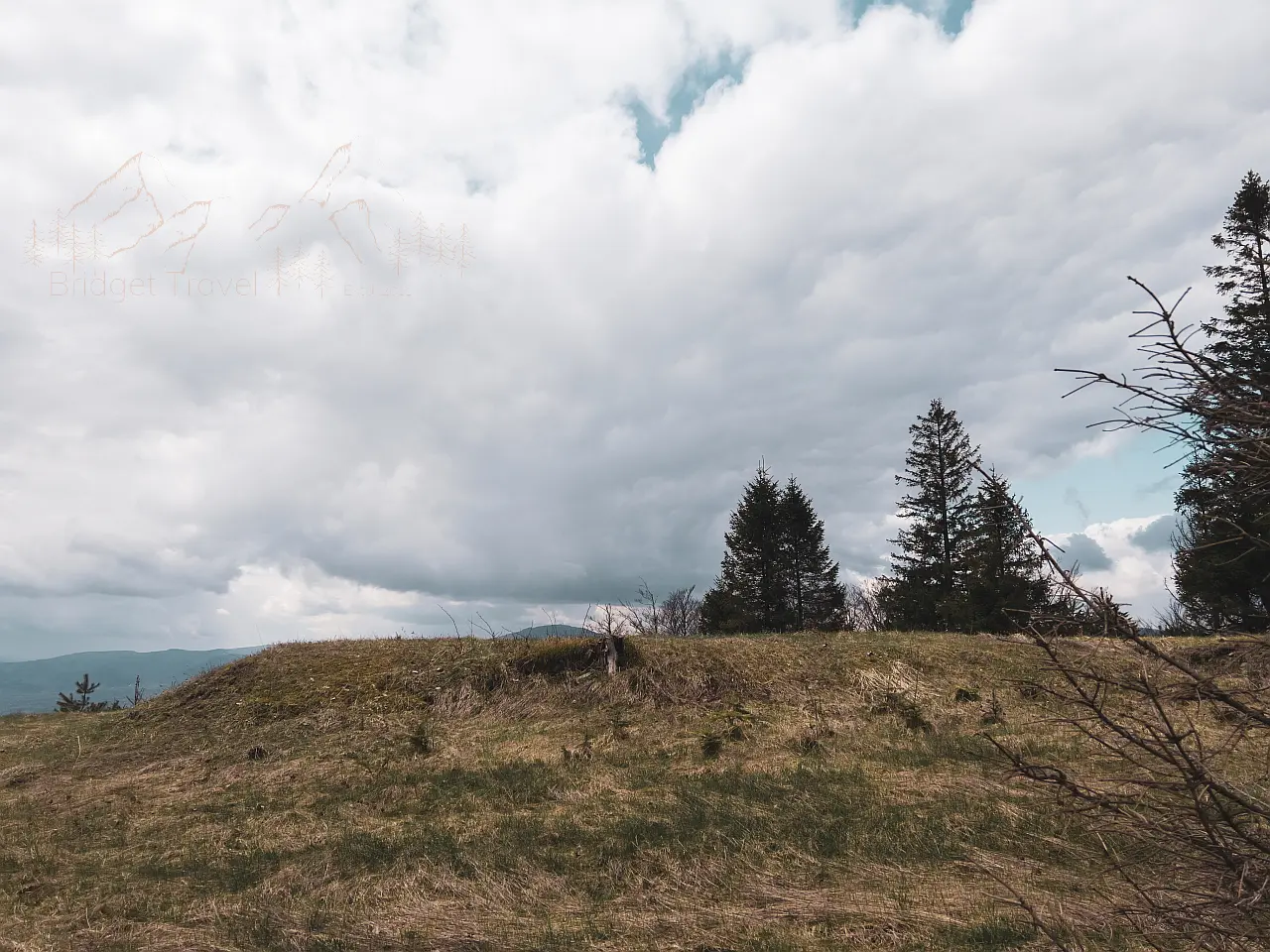 Ruiny schroniska "Widok na Tatry" przy szlaku niebieskim na Czupel