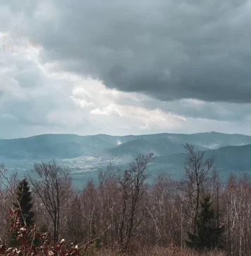 Czupel i Magurka Wilkowicka: szlaki na szczyt KGP i WKB Widok z polany obok dawnego schroniska "Widok na Tatry", szlak niebieski na Czupel