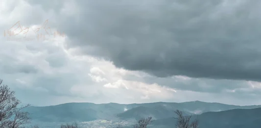 Czupel i Magurka Wilkowicka: szlaki na szczyt KGP i WKB Widok z polany obok dawnego schroniska "Widok na Tatry", szlak niebieski na Czupel