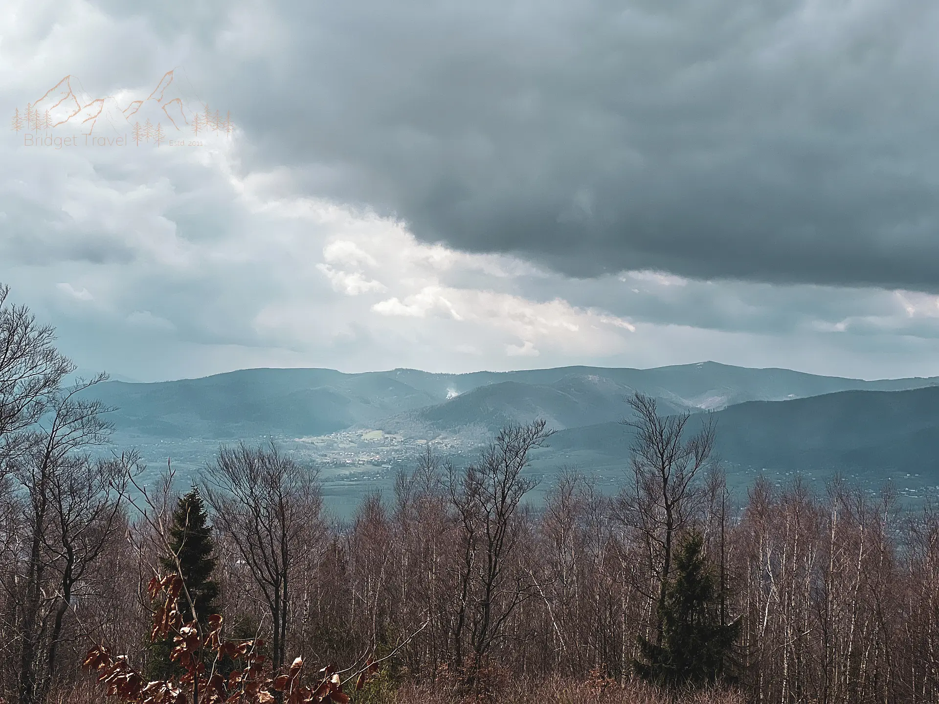 Widok z polany w pobliżu dawnego schroniska "Widok na Tatry", szlak niebieski na Czupel