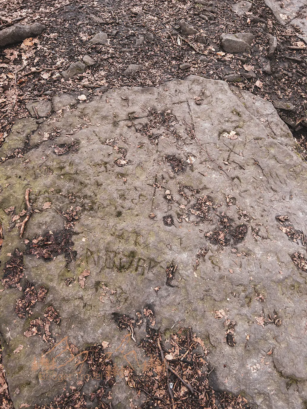 Znaki na skale przy wejściu do jaskini Smocza Jama/Wietrzna Dziura, szlak czarny w pobliżu Czupla