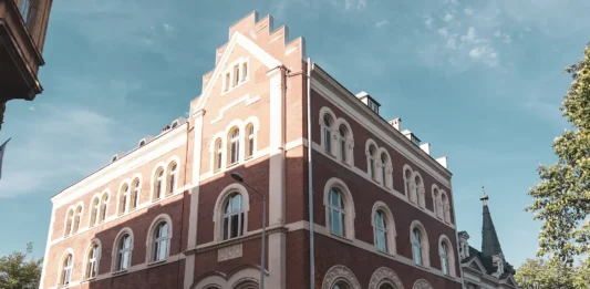 Bielsko-Biała: atrakcje, góry, Fiat 126p, Reksio i murale (przewodnik)