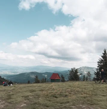 Szyndzielnia i Klimczok: szlaki i trasy na ikony Bielska-Białej Klimczok, widok na Beskid Śląski i Żywiecki